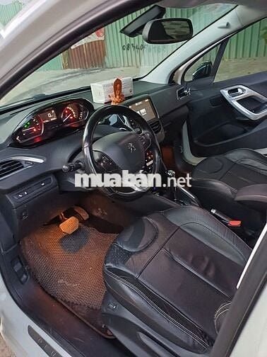 Peugeot 208 2015 1.6L AT - 80000 km