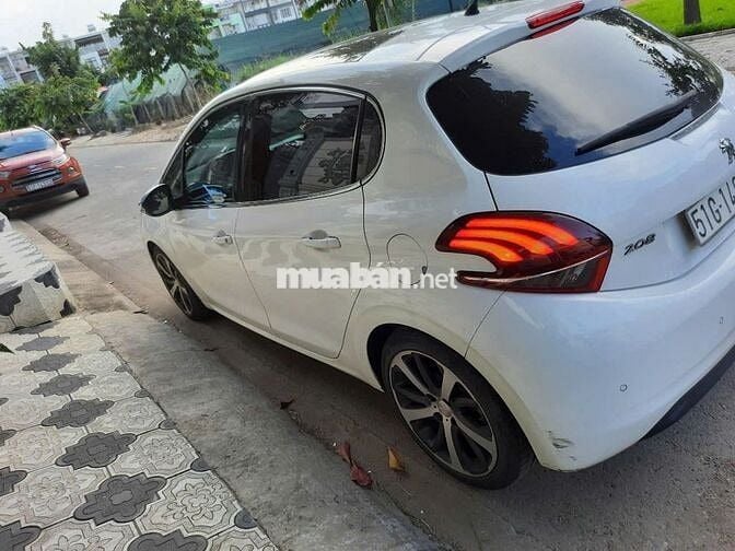 Peugeot 208 2015 1.6L AT - 80000 km