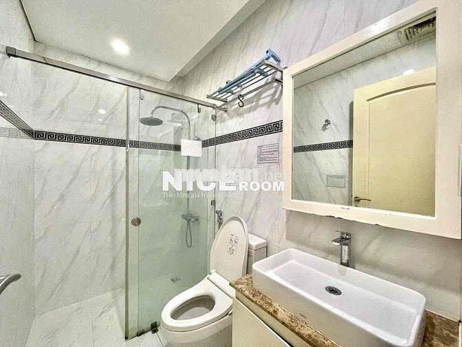 Cho Thuê Căn Hộ Cao Cấp 2 Phòng Ngủ Gần Trường Đại Học Tiện Qua Q1