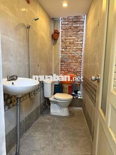 Cho thuê nhà hẻm 536 Âu Cơ, 3.3x8m, 1 lửng, 2pn 1wc giá 6.2tr