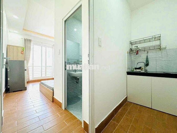 TRỐNG SẴN STUDIO BAN CÔNG TÁCH BẾP NỘI THẤT ĐẦY ĐỦ VÀO Ở NGAY