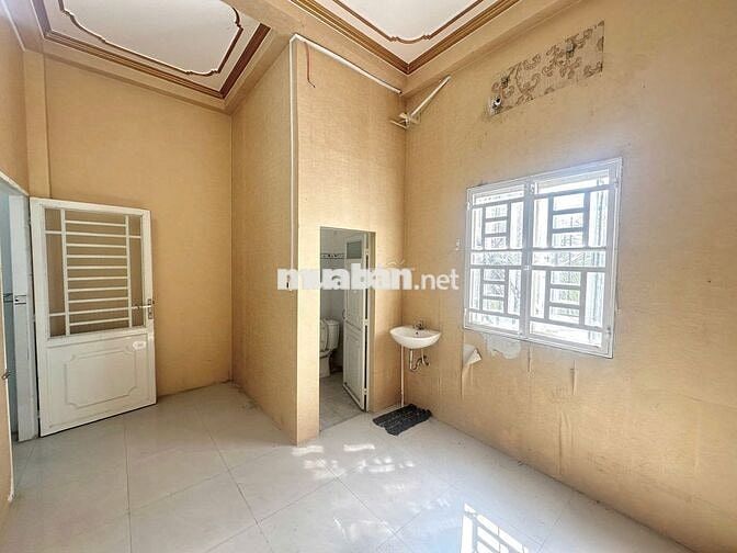 Nhà trệt 2 lầu 5PN đường Phạm Hùng chỉ 15 triệu giá quá êm