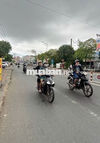 Nhà trệt 2 lầu 5PN đường Phạm Hùng chỉ 15 triệu giá quá êm