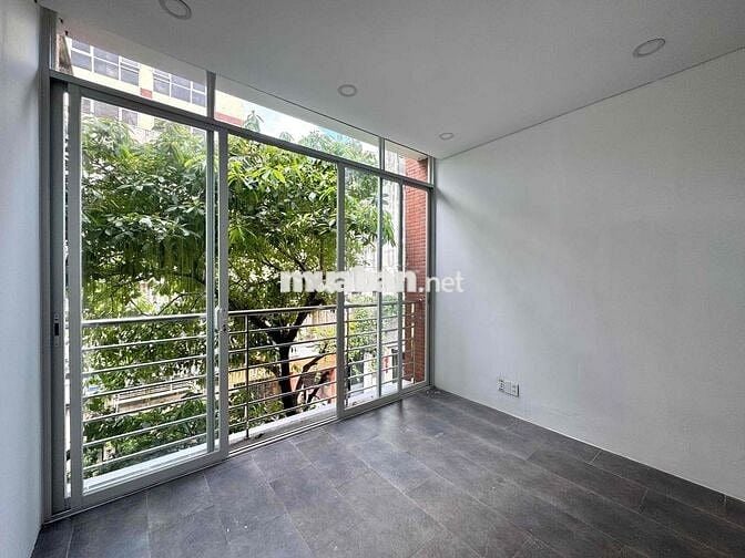 NHÀ MẶT TIỀN KD. CÓ SÂN. GẦN GẦN NGUYỄN VĂN TRỖI. VỊ TRÍ TRUNG TÂM