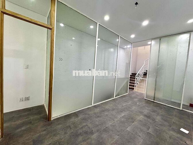 NHÀ MẶT TIỀN KD. CÓ SÂN. GẦN GẦN NGUYỄN VĂN TRỖI. VỊ TRÍ TRUNG TÂM
