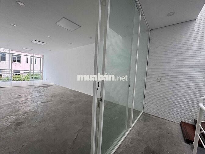 NHÀ MẶT TIỀN KD. CÓ SÂN. GẦN GẦN NGUYỄN VĂN TRỖI. VỊ TRÍ TRUNG TÂM