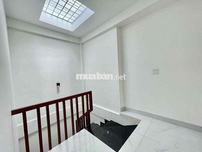 BÁN NHÀ KHƯƠNG TRUNG MỚI ĐẸP GẦN Ô TÔ GẦN ĐẦM HỒNG DT: 30m2, 5Tầng.