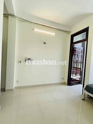 Cho thuê phòng giá rẻ ban công tại Trần Quang Diệu q3 gần ĐH Sư Phạm