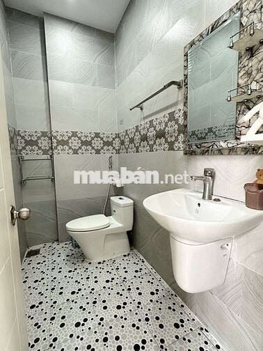 NHÀ RỘNG RÃI - HẺM 52 HÙNG VƯƠNG