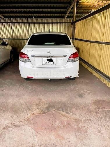 Mitsubishi Attrage 2015 1.2 MT - 1 km