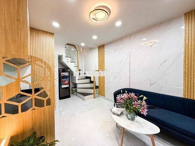 Nhà đẹp full nội thất 1 trệt 2 lầu 3 PN cách MT vài bước chân