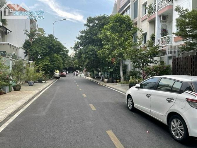 Nhàmặt tiền đường đào duy anh -lộ rộng 20 m-kinh doanh cho thuê-32tỷ 