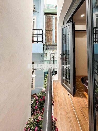 Nhà đẹp full nội thất 1 trệt 2 lầu 3 PN cách MT vài bước chân