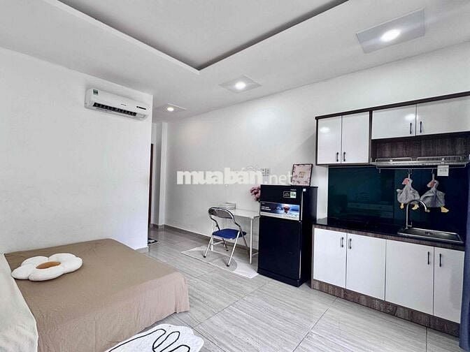 Căn hộ full nội thất mới 100% có ban công lớn kế ngã tư Hàng Xanh