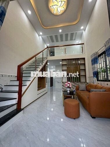 Nhà cấp 4, diện tích 42m2, 2 phòng ngủ, 1 phòng thờ, 2 nhà vệ sinh