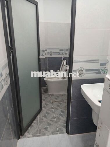 Nhà cấp 4, diện tích 42m2, 2 phòng ngủ, 1 phòng thờ, 2 nhà vệ sinh