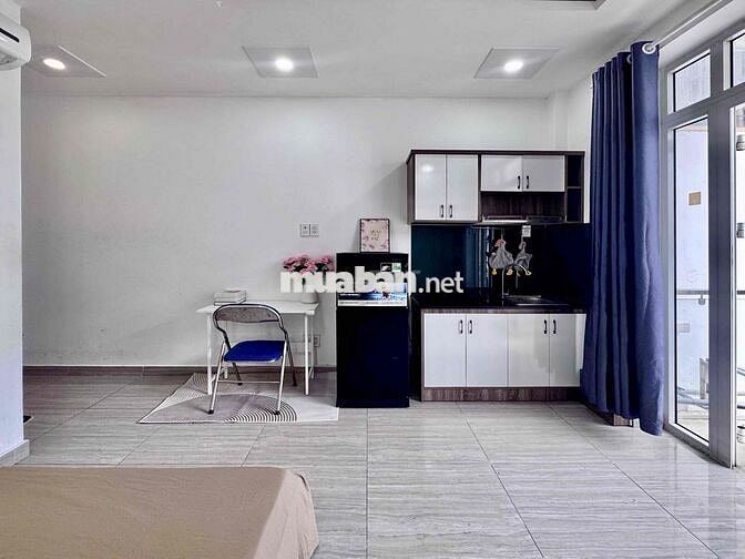 Căn hộ full nội thất mới 100% có ban công lớn kế ngã tư Hàng Xanh