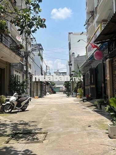 4,3 TỶ NHÀ MT THẠNH XUÂN 21 NGANG 5M NỞ HẬU 2 LẦU HXH , SHR HOÀN CÔNG