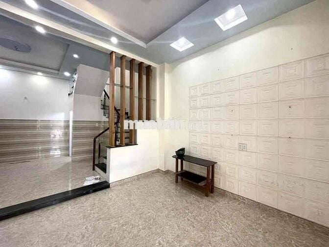 4,3 TỶ NHÀ MT THẠNH XUÂN 21 NGANG 5M NỞ HẬU 2 LẦU HXH , SHR HOÀN CÔNG