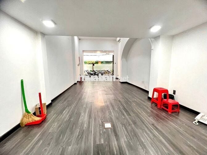 Lê Thánh Tôn, Q1 – Nhà 5 tầng TM, nở hậu, full PCCC, vị trí đắc địa!