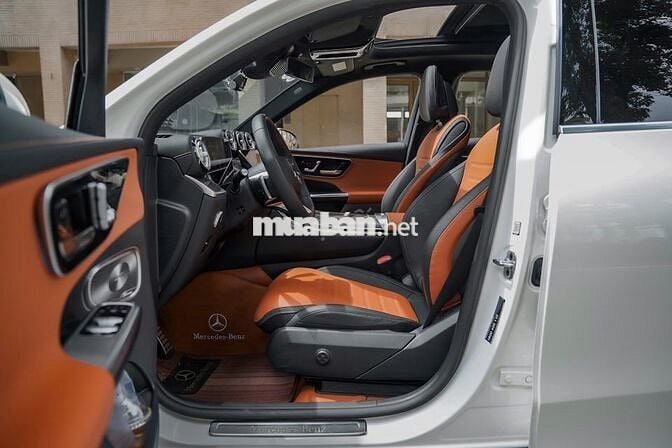 Bán GLC300 4Matic bản Allnew V1 - 9000 km