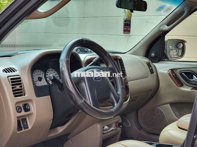 Xe gia đình gầm cao Ford Escape AT 4x4 xăng 5 chổ