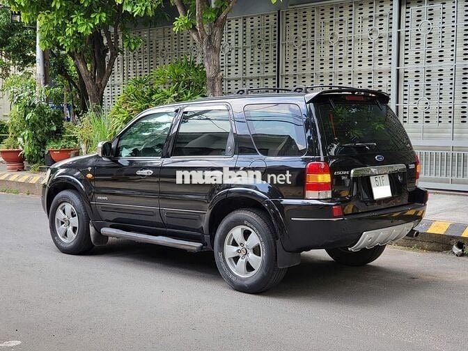 Xe gia đình gầm cao Ford Escape AT 4x4 xăng 5 chổ