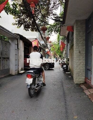 BÁN ĐẤT TẶNG NHÀ 63M*3T PHỐ LỤA Ô TÔ VÀO NHÀ  LÔ GÓC 3 MẶT THOÁNG