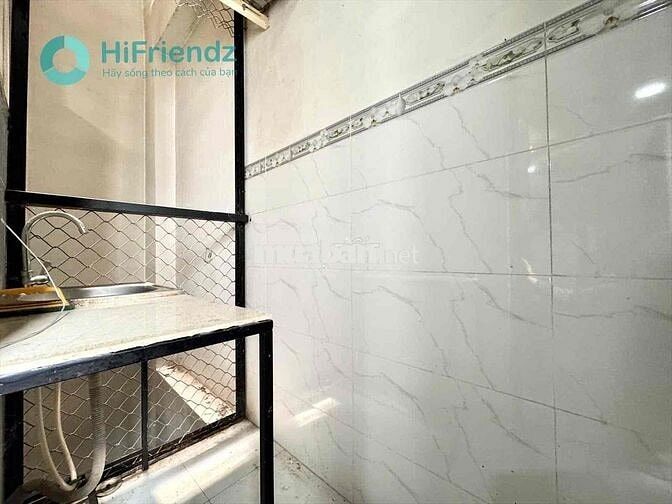 Phòng ngủ full nội thất bancol mới tinh ngay mặt đường dbt chân cầu