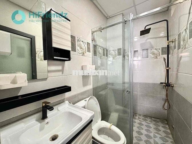 Phòng ngủ full nội thất bancol mới tinh ngay mặt đường dbt chân cầu