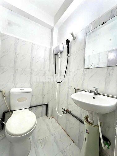 Phòng ban công gió trời giá rẻ sát cầu Nguyễn Văn Cừ Quận 5
