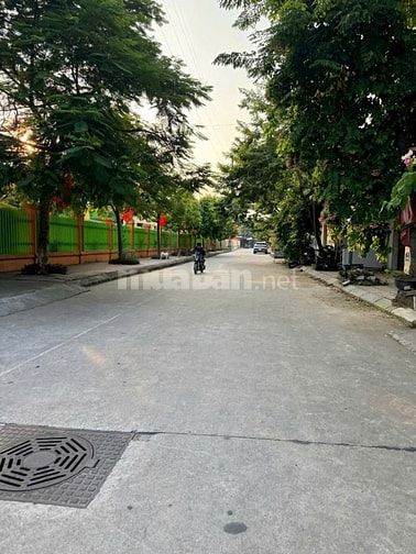 Lô đất 60m , đường trước đất 6m, sát ngay công viên nguyễn văn cừ