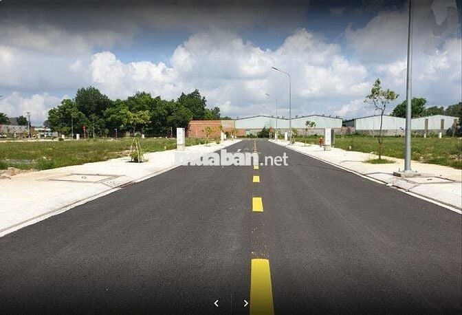 Cần bán gấp lô đất ngay cổng Vsip 2 Bình Dương, 900tr/80m2 kinh doanh