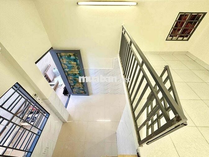 Phòng Ngay Mặt Tiền Có Thang Máy Gần Ngã Tư Bốn Xã