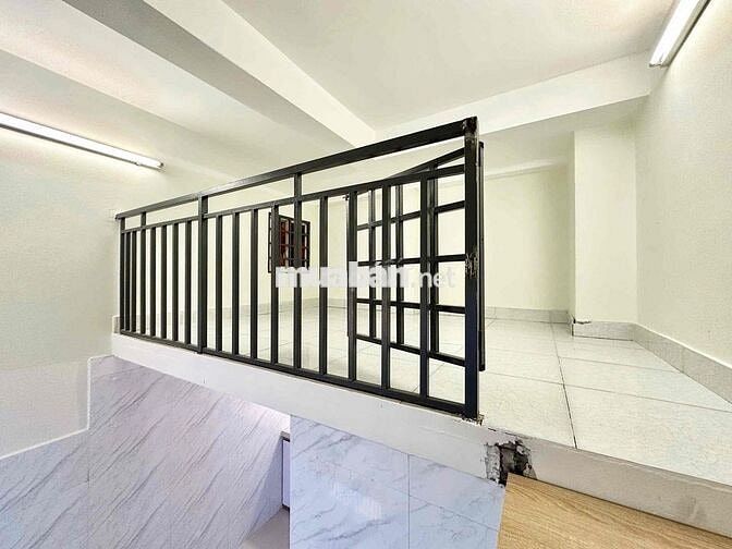 Phòng Ngay Mặt Tiền Có Thang Máy Gần Ngã Tư Bốn Xã