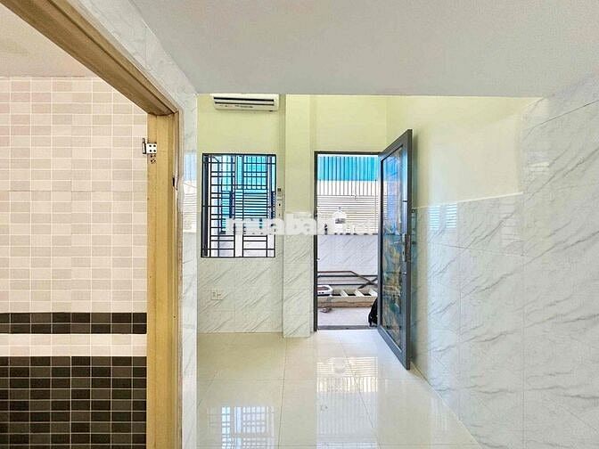Phòng Ngay Mặt Tiền Có Thang Máy Gần Ngã Tư Bốn Xã