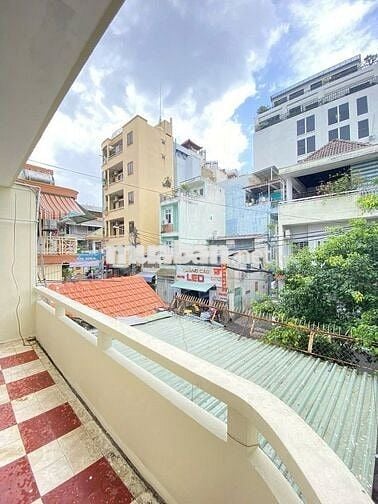 PHÒNG BAN CÔNG CỬA SỔ MỚI TINH Q3