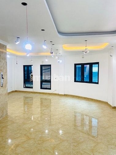 ba,n căn nhà sây 8 tơngf cầu thang máy chạy từ dưới lên tận lóc