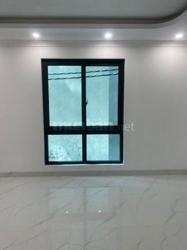 ba,n căn nhà sây 8 tơngf cầu thang máy chạy từ dưới lên tận lóc