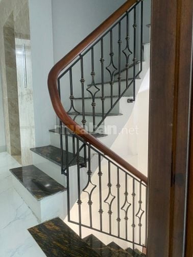 ba,n căn nhà sây 8 tơngf cầu thang máy chạy từ dưới lên tận lóc