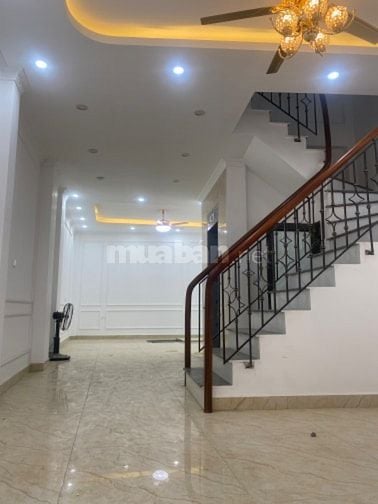 ba,n căn nhà sây 8 tơngf cầu thang máy chạy từ dưới lên tận lóc
