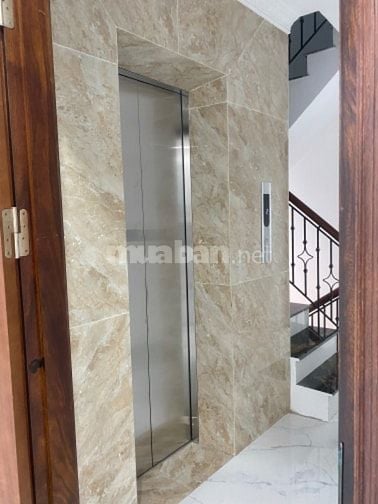 ba,n căn nhà sây 8 tơngf cầu thang máy chạy từ dưới lên tận lóc