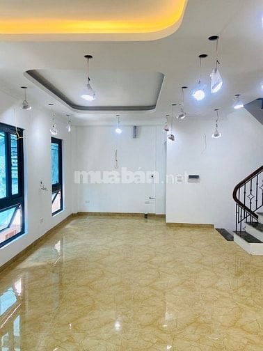 ba,n căn nhà sây 8 tơngf cầu thang máy chạy từ dưới lên tận lóc