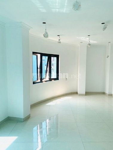 ba,n căn nhà sây 8 tơngf cầu thang máy chạy từ dưới lên tận lóc