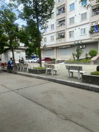ba,n căn nhà sây 8 tơngf cầu thang máy chạy từ dưới lên tận lóc