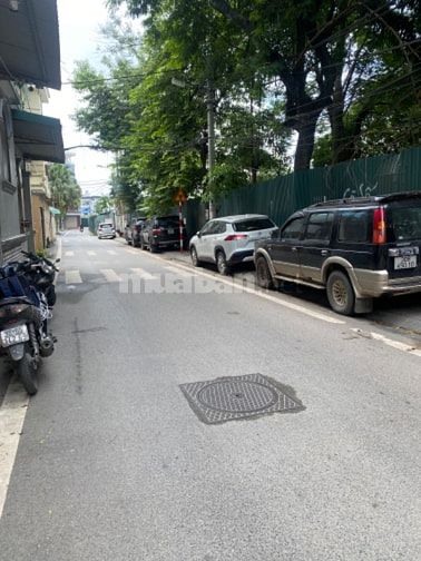 ba,n căn nhà sây 8 tơngf cầu thang máy chạy từ dưới lên tận lóc