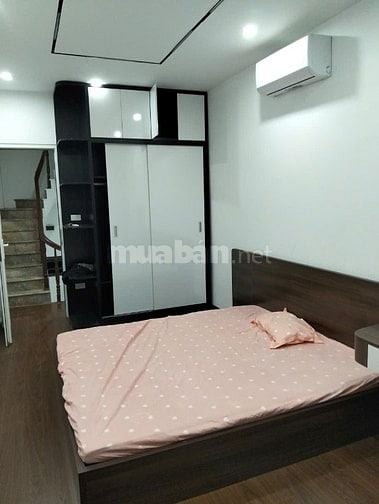 Nhà có sân riêng + ban công 30m2 5 tầng 6.9 tỷ- ngõ 109 Quan Nhân