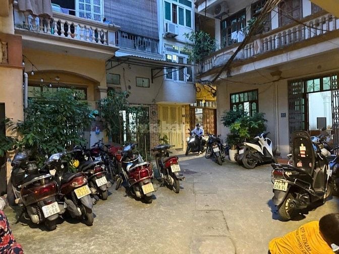 Nhà có sân riêng + ban công 30m2 5 tầng 6.9 tỷ- ngõ 109 Quan Nhân