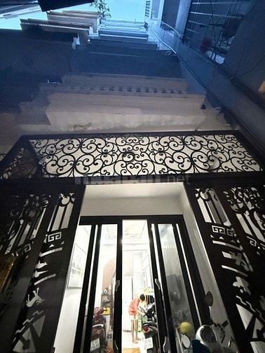 Nhà có sân riêng + ban công 30m2 5 tầng 6.9 tỷ- ngõ 109 Quan Nhân
