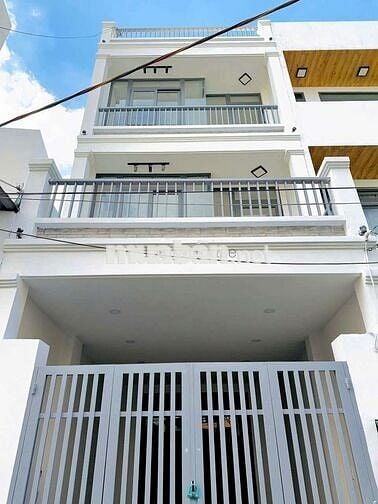 Nhà ở phù hợp với gia đình và có sân để xe otô LH chính chủ ***
